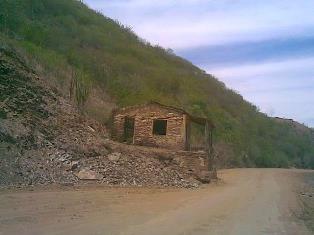 Casa de pedra, constru&iacute;da por Miguel dos Santos (chor&atilde;o).
