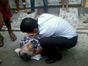 Dr. Albino socorrendo senhora atropelada em dia de festa na cidade