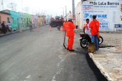 Obra de recapeamento asf&aacute;ltico na ruas da cidade.